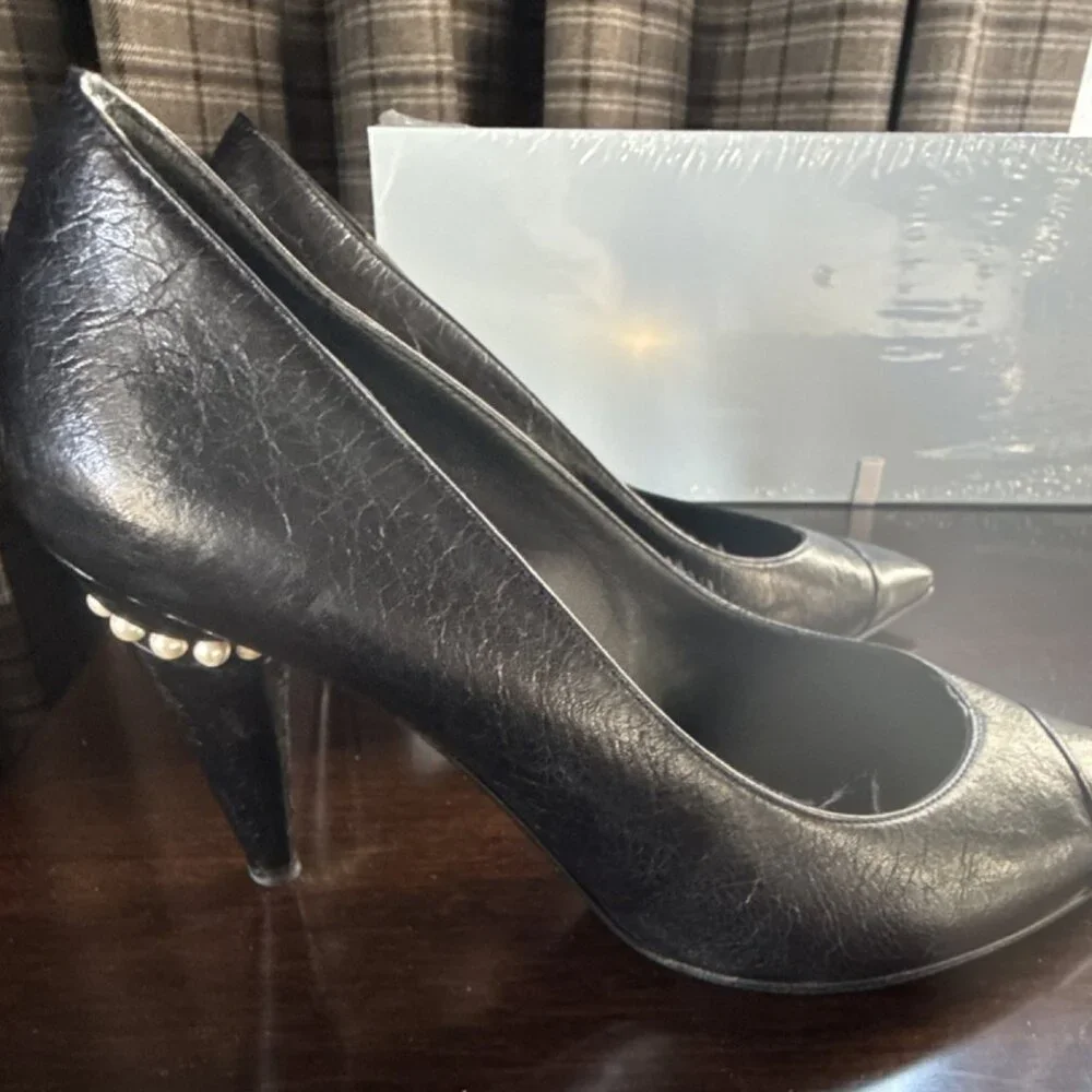 CHANEL Black Leather Pointed Toe Stiletto Pumps Pearl Logo Women's EU 37.5 US 7 - Picture 3 of 5
